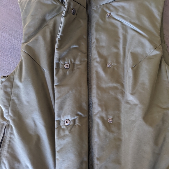 Under Armour Army Green Women's Cold Gear Fitted Vest - Picture 3 of 7